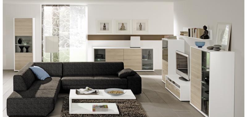 Sofa de esquina modular combinado con una mesa minimalista blanca